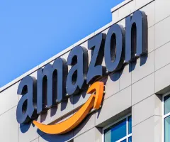 Amazon-Logo an der Fassade eines Bürogebäudes in Sunnyvale, Kalifornien