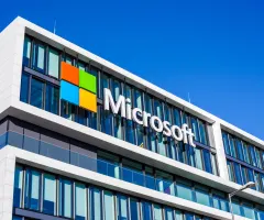 Microsoft-Logo an der Glasfassade eines Bürogebäudes in München