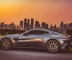 Aston Martin reduziert Verluste deutlich