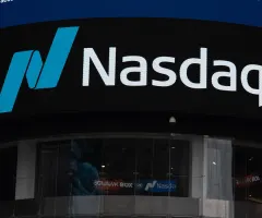 Nasdaq-Schriftzug am Gebäude der Nasdaq MarketSite in New York