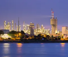 BASF-Raffinerie bei Nacht mit beleuchteten Industrieanlagen am Rhein