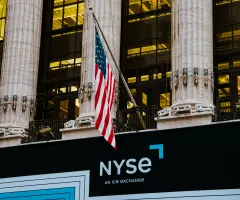 Eine Flagge vor der Börse in New York.