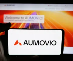 Aumovio-Logo auf Smartphone-Bildschirm