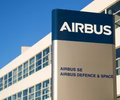 Airbus-Schild vor dem Firmengebäude