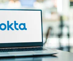 Okta-Logo auf Laptopbildschirm