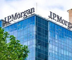 J.P. Morgan Bürogebäude mit Schriftzug an der Fassade in Warschau