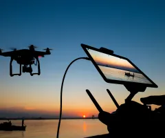 Jemand bedient eine Drohne.