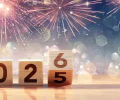 Holzblöcke mit der Jahreszahl 2026 sind zu sehen.