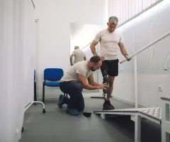 Jemand gewöhnt sich an eine Prothese
