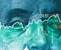 Ein Aktienkurs ist vor einem Dollar-Schein zu sehen.