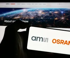 AMS-Osram Logo auf Handy vor Computer-Bildschirm
