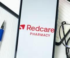 Das Logo der Online-Apotheke Redcare auf einem Smartphone.