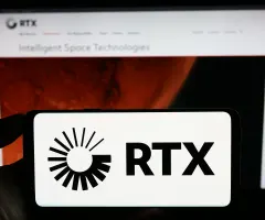 RTX-Logo auf dem Display eines Smartphones vor einer Webseite