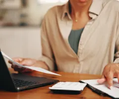 Frau, die an Laptop arbeitet