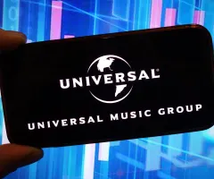 Universal-Logo auf Smartphone-Bildschirm