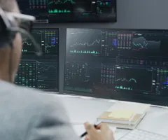 Ein Börsenhändler am Arbeitsplatz.