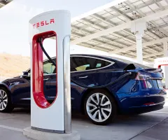 Tesla Model 3 an einer Tesla Supercharger-Ladestation