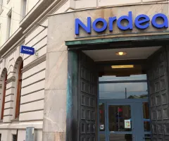Zu sehen ist der Eingangsbereich einer Nordea-Filiale mit dem gut sichtbaren Logo der skandinavischen Bank an der Fassade eines Gebäudes. Die Aufnahme zeigt den Haupteingang der Bank in einer städtischen Umgebung.