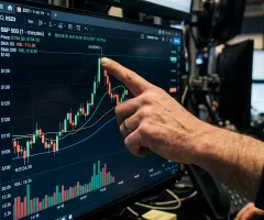 S&P-500-Chart auf einem Monitor im Handelssaal der New York Stock Exchange