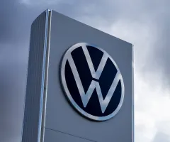 Volkswagen-Logo an einer Säule in Wrocław, Polen