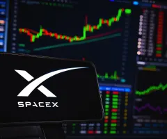 Das SpaceX-Logo vor einer Kurstafel.