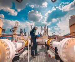 Ein Mann inspiziert Ölleitungen