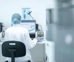 Jemand arbeitet in einem Labor.