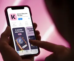 Jemand nutzt Klarna auf dem Smartphone