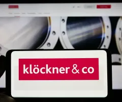 Klöckner & Co. - Logo auf Smartphone vor Laptop-Bildschirm