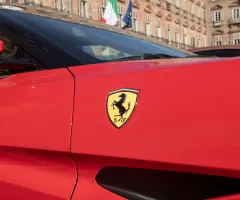 Das Logo von Ferrari an einem Auto.