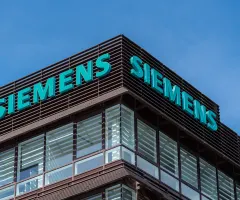 Siemens-Schriftzug an der Gebäudefassade in Vélizy-Villacoublay