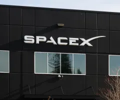 Das SpaceX-Logo an einem Gebäude.