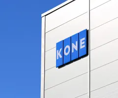 Kone-Logo auf Hauswand