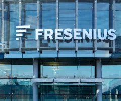 Fresenius Logo an der Glasfassade des Standorts in Bad Homburg