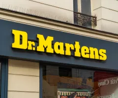 Dr. Martens-Logo über einem Schaufenster
