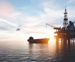 Ein Tanker vor einer Ölbohrplattform