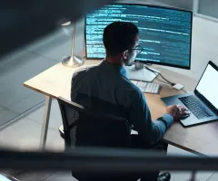 Jemand programmiert an einem Computer