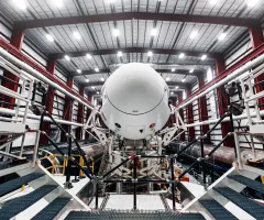Das Dragon-Raumschiff von SpaceX ist zu sehen.