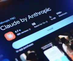 Die Claude-App auf einem Smartphone