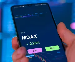 Jemand handelt einen MDax-ETF.