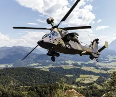 Ein Militärhubschrauber im Flug ist zu sehen.