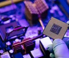 Jemand hält einen Mikrochip.
