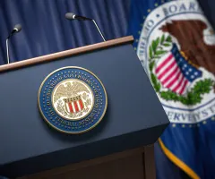 Ein Podest mit dem Emblem der Federal Reserve