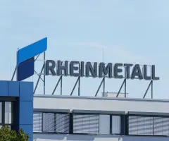 Rheinmetall-Logo auf dem Dach eines Bürogebäudes in Neuss