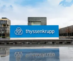Thyssenkrupp-Logo vor Gebäuden