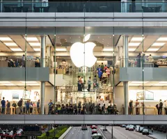 Kunden in einem Ladengeschäft von Apple.