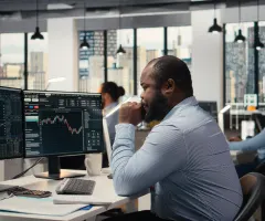 Ein Anleger analysiert Charts