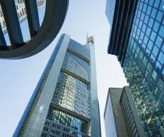 Commerzbank Tower zwischen Hochhäusern der Frankfurter Skyline