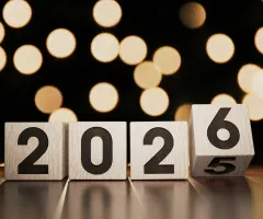 Holzblöcke mit dem Jahr 2026 sind zu sehen