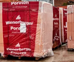 Verpackte Ziegeln mit dem Logo von Wienerberger